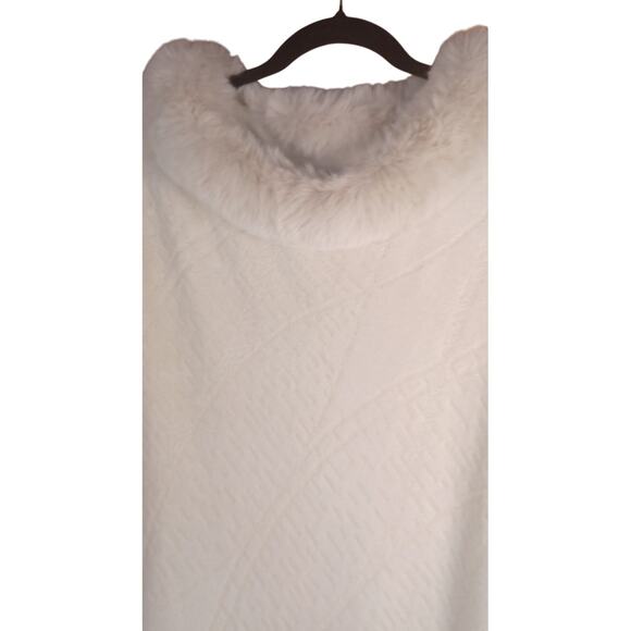 Elegant Knit Poncho Shawl Wrap with Faux Fur Collar & Tassel Hem Cozy One Size - Picture 7 of 9